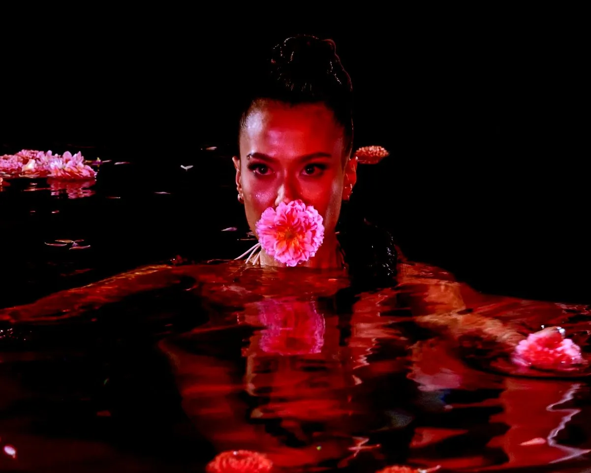 yuniVERSE — back2me - yuniVERSE · frame 04 · Lloyd Galbraith
