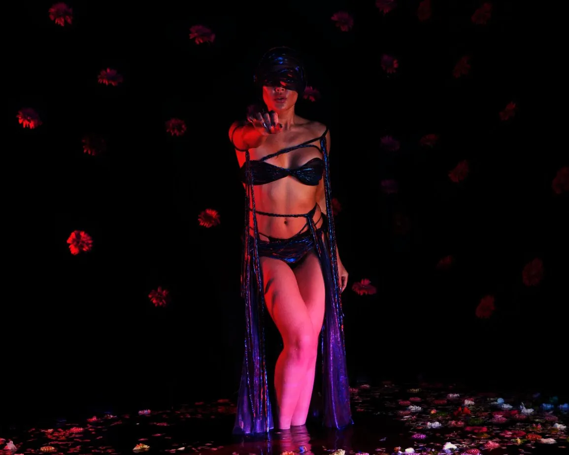 yuniVERSE — back2me - yuniVERSE · frame 01 · Lloyd Galbraith